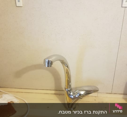 ברז כרום מותקן על כיור במטבח